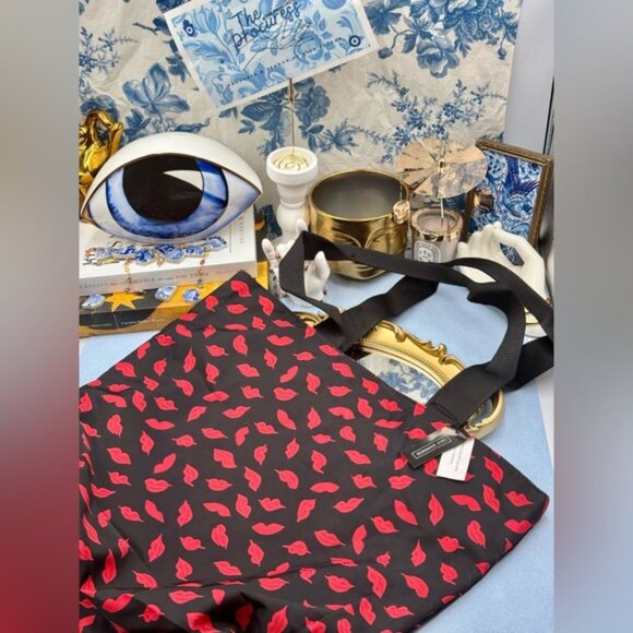 🆕 LULU GUINNESS 🧿 NWT Hand Painted Lips Nylon Zip Tote - Picture 10 of 11